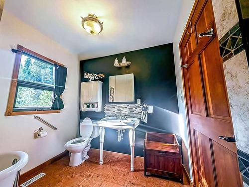 2398 Cunningham Road, Nelson, BC - Indoor Photo Showing Bathroom