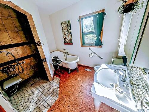 2398 Cunningham Road, Nelson, BC - Indoor Photo Showing Bathroom