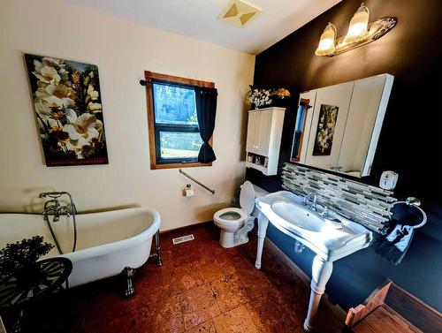 2398 Cunningham Road, Nelson, BC - Indoor Photo Showing Bathroom