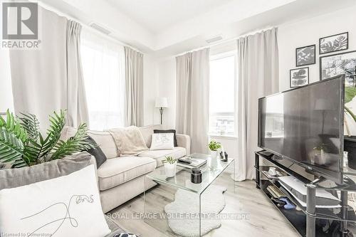 215 - 247 Northfield Drive E, Waterloo, ON - Indoor Photo Showing Living Room