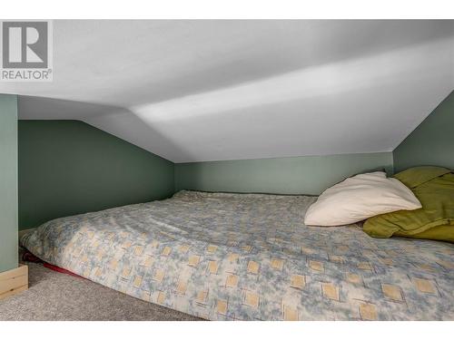 28 Deans Road, Summerland, BC - Indoor Photo Showing Bedroom