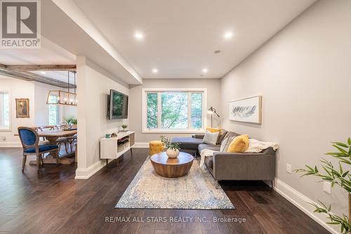 150 Park Drive, Whitchurch-Stouffville, ON - Indoor Photo Showing Living Room