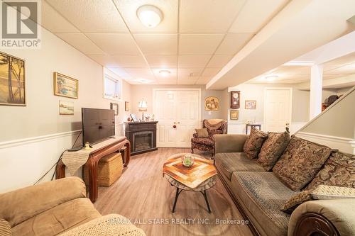 150 Park Drive, Whitchurch-Stouffville, ON - Indoor Photo Showing Living Room