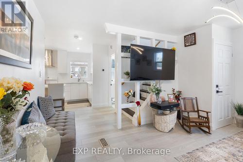 76 Renfield Street, Toronto (Brookhaven-Amesbury), ON - Indoor Photo Showing Living Room