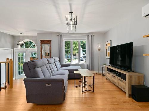 Living room - 961 Rue Jean-Casavan, Lavaltrie, QC - Indoor Photo Showing Living Room