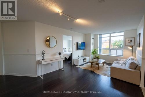 203 - 75 King William Crescent, Richmond Hill, ON - Indoor Photo Showing Living Room