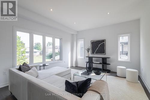 50 Halo Street, Hamilton, ON - Indoor Photo Showing Living Room