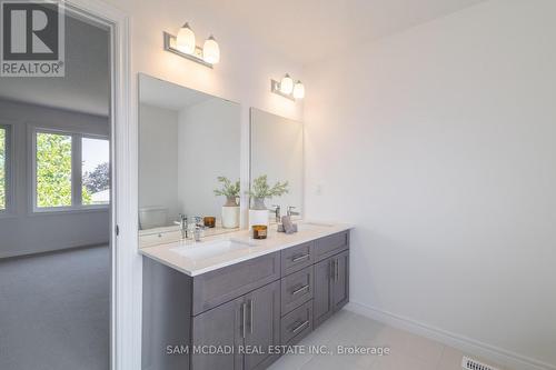 50 Halo Street, Hamilton, ON - Indoor Photo Showing Bathroom