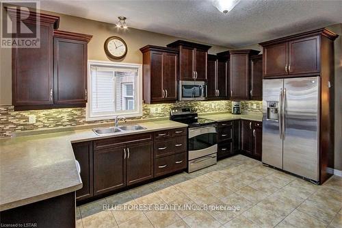 1152 Oakcrossing Road, London, ON - Indoor Photo Showing Kitchen With Stainless Steel Kitchen With Double Sink