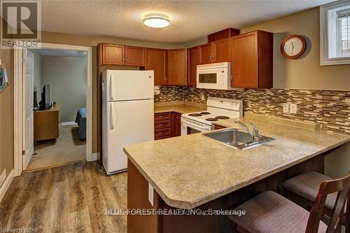 1152 Oakcrossing Road, London, ON - Indoor Photo Showing Kitchen