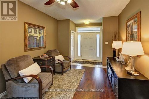 1152 Oakcrossing Road, London, ON - Indoor Photo Showing Living Room