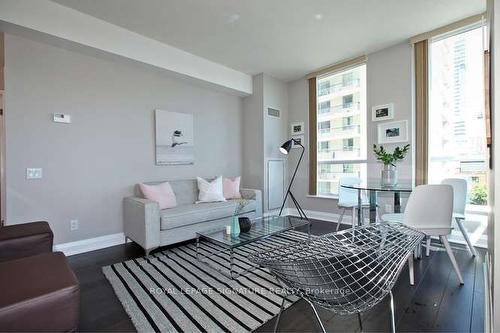 402-83 Redpath Ave, Toronto, ON - Indoor Photo Showing Living Room