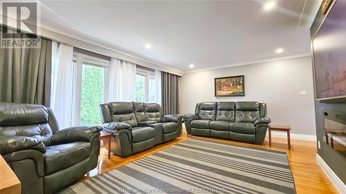 39 Chippewa Drive, Chatham, ON - Indoor Photo Showing Living Room