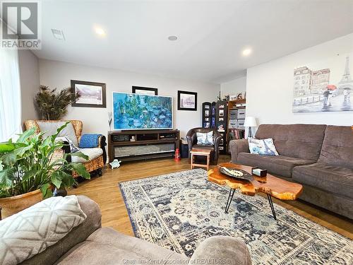 39 Chippewa Drive, Chatham, ON - Indoor Photo Showing Living Room