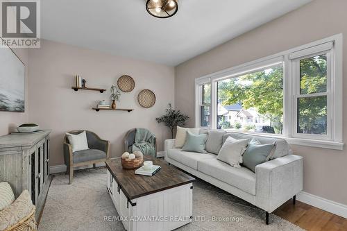 37 Langarth Street E, London, ON - Indoor Photo Showing Living Room