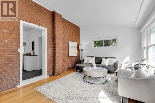 37 Langarth Street E, London, ON - Indoor Photo Showing Living Room