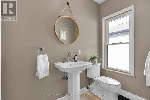 37 Langarth Street E, London, ON - Indoor Photo Showing Bathroom