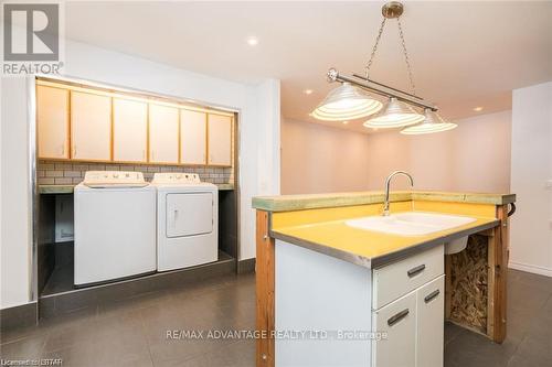 6410 & 6400 Bradish Road, London, ON - Indoor Photo Showing Laundry Room