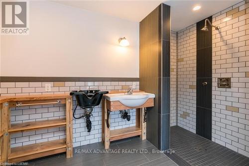 6410 & 6400 Bradish Road, London, ON - Indoor Photo Showing Bathroom