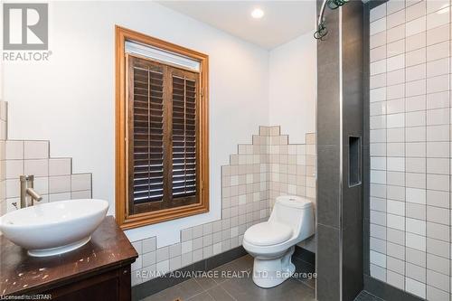 6410 & 6400 Bradish Road, London, ON - Indoor Photo Showing Bathroom