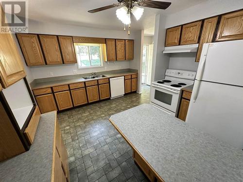 718 Cariboo Trail, 100 Mile House, BC - Indoor Photo Showing Kitchen With Double Sink