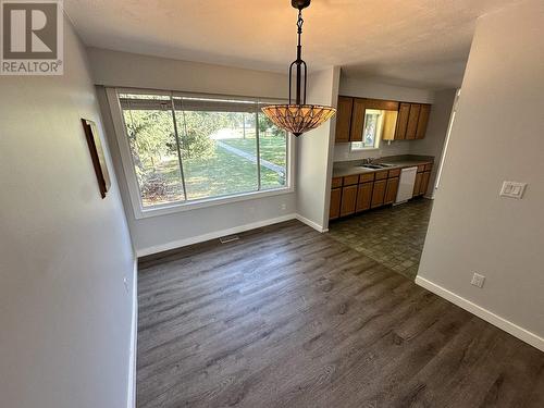 718 Cariboo Trail, 100 Mile House, BC - Indoor Photo Showing Kitchen With Double Sink