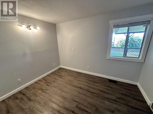 718 Cariboo Trail, 100 Mile House, BC - Indoor Photo Showing Bathroom