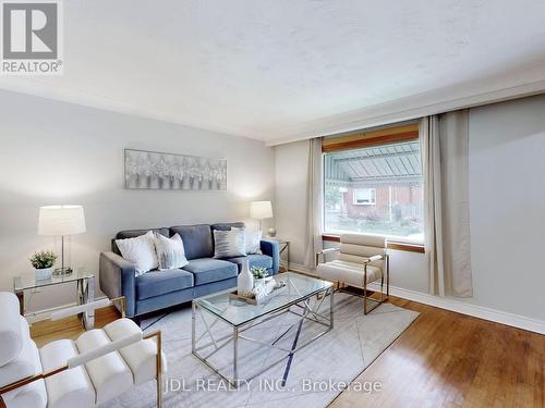 109 East 11Th Street, Hamilton, ON - Indoor Photo Showing Living Room