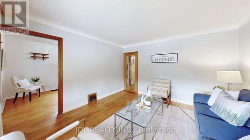 109 East 11Th Street, Hamilton, ON - Indoor Photo Showing Living Room