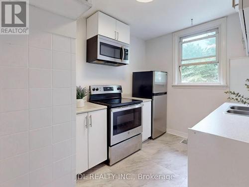 109 East 11Th Street, Hamilton, ON - Indoor Photo Showing Kitchen With Double Sink