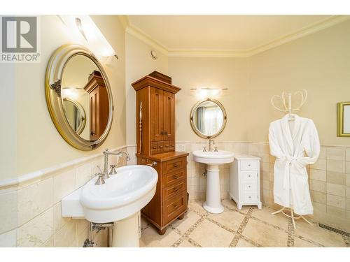 698 Arbor View Drive, Kelowna, BC - Indoor Photo Showing Bathroom