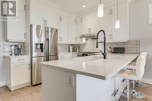 1652 Tower Ranch Drive, Kelowna, BC - Indoor Photo Showing Kitchen With Upgraded Kitchen