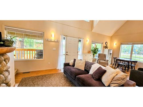 103 Forest Crowne Close, Kimberley, BC - Indoor Photo Showing Living Room