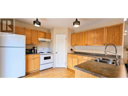 103 Forest Crowne Close, Kimberley, BC - Indoor Photo Showing Kitchen With Double Sink