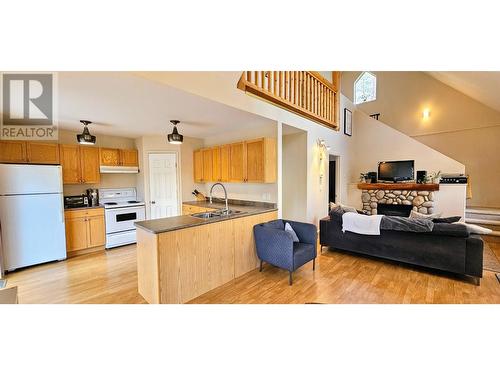 103 Forest Crowne Close, Kimberley, BC - Indoor Photo Showing Kitchen