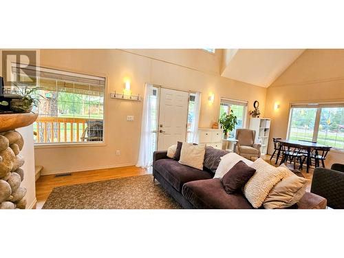 103 Forest Crowne Close, Kimberley, BC - Indoor Photo Showing Living Room