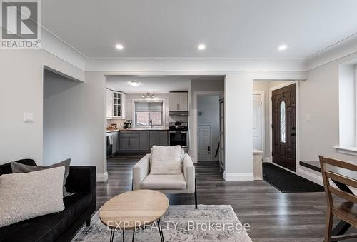 794 Tenth Avenue, Hamilton, ON - Indoor Photo Showing Living Room