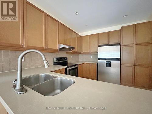 73 Durango Drive, Richmond Hill, ON - Indoor Photo Showing Kitchen With Double Sink