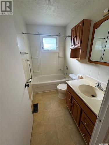 113 12Th Street, Weyburn, SK - Indoor Photo Showing Bathroom