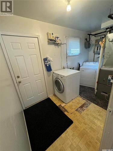 113 12Th Street, Weyburn, SK - Indoor Photo Showing Laundry Room