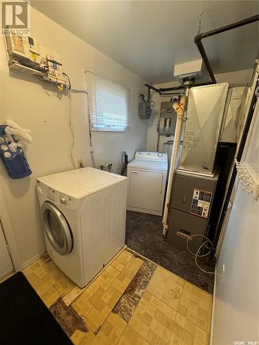 113 12Th Street, Weyburn, SK - Indoor Photo Showing Laundry Room