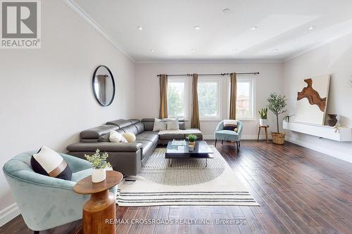 43 Pilkington Crescent, Vaughan, ON - Indoor Photo Showing Living Room