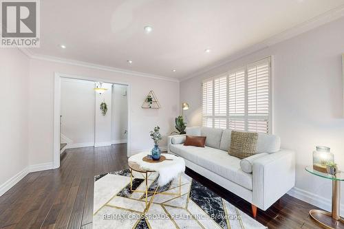 43 Pilkington Crescent, Vaughan, ON - Indoor Photo Showing Living Room