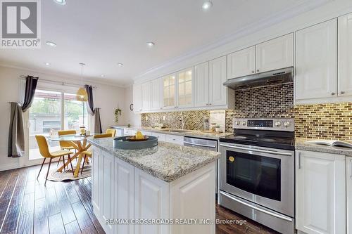 43 Pilkington Crescent, Vaughan, ON - Indoor Photo Showing Kitchen With Upgraded Kitchen