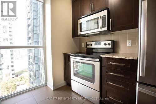 1408 - 4065 Brickstone Mews, Mississauga (City Centre), ON - Indoor Photo Showing Kitchen With Upgraded Kitchen