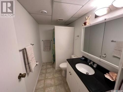 303 Dominion Bay, Central Butte, SK - Indoor Photo Showing Bathroom