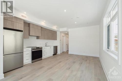 683 Melbourne Avenue, Ottawa, ON - Indoor Photo Showing Kitchen