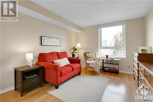 80 Sandcastle Drive Unit#411, Ottawa, ON - Indoor Photo Showing Living Room