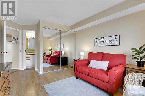 80 Sandcastle Drive Unit#411, Ottawa, ON - Indoor Photo Showing Living Room