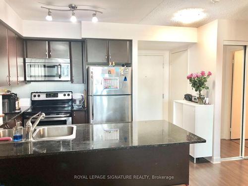 627-525 Wilson Ave, Toronto, ON - Indoor Photo Showing Kitchen With Stainless Steel Kitchen With Double Sink With Upgraded Kitchen